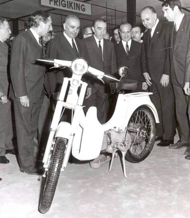 Primer Vespino Salón del automovil en Barcelona 1968